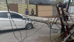 Angin kencang melanda wilayah Banda Aceh mengakibatkan tiang listrik tumbang menimpa mobil warga di kawasan Lamgugob, Selasa (10/6). (Foto: For Infoaceh.net)