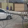 Angin kencang melanda wilayah Banda Aceh mengakibatkan tiang listrik tumbang menimpa mobil warga di kawasan Lamgugob, Selasa (10/6). (Foto: For Infoaceh.net)