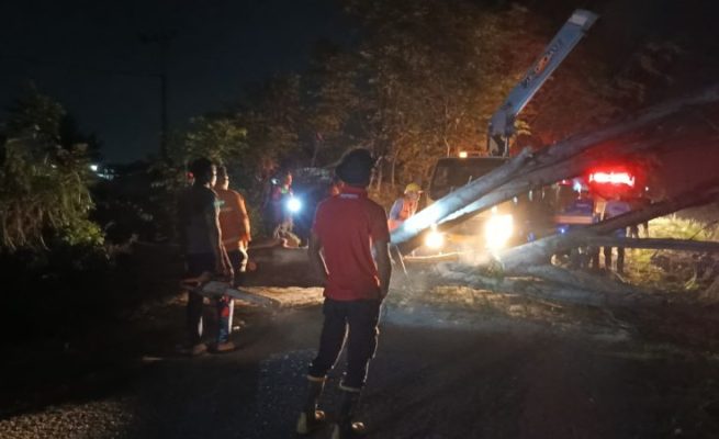 Angin kencang yang melanda Aceh Besar menjelang magrib tadi, Selasa (10/6) membuat pohon tumbang menimpa kabel listrik di sejumlah titik, salah satunya di Krueng Barona Jaya. (Foto: Ist)