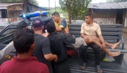 Pengendara becak motor dilarikan ke rumah sakit usai tertimpa pohon tumbang di Jalan Syiah Kuala, Lamdingin, Banda Aceh, Selasa sore (10/6). (Foto: Dok. Polsek Kuta Alam)