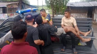 Pengendara becak motor dilarikan ke rumah sakit usai tertimpa pohon tumbang di Jalan Syiah Kuala, Lamdingin, Banda Aceh, Selasa sore (10/6). (Foto: Dok. Polsek Kuta Alam)