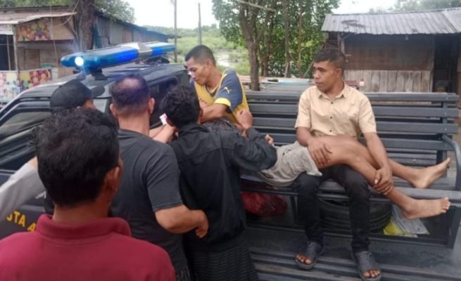 Pengendara becak motor dilarikan ke rumah sakit usai tertimpa pohon tumbang di Jalan Syiah Kuala, Lamdingin, Banda Aceh, Selasa sore (10/6). (Foto: Dok. Polsek Kuta Alam)