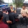 Pengendara becak motor dilarikan ke rumah sakit usai tertimpa pohon tumbang di Jalan Syiah Kuala, Lamdingin, Banda Aceh, Selasa sore (10/6). (Foto: Dok. Polsek Kuta Alam)