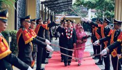Polresta Banda Aceh menggelar upacara tradisi Pedang Pora sebagai penghormatan kepada empat perwira yang memasuki masa purna tugas, Selasa (10/6), di halaman Mapolresta setempat