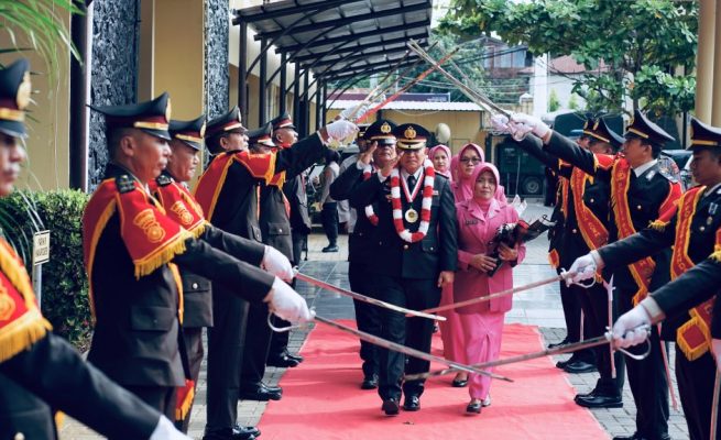 Polresta Banda Aceh menggelar upacara tradisi Pedang Pora sebagai penghormatan kepada empat perwira yang memasuki masa purna tugas, Selasa (10/6), di halaman Mapolresta setempat