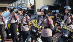 Personel polisi yang bertugas di Polresta Banda Aceh dikukuhkan sebagai tim patroli presisi oleh Kapolresta Banda Aceh dalam apel bersama, Rabu pagi (11/6).