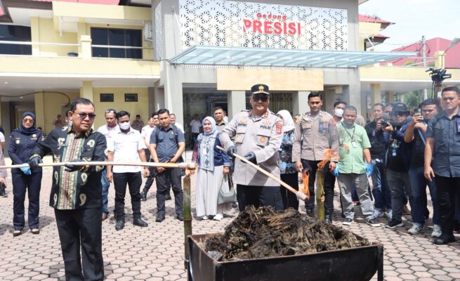 Sebanyak 773 kg narkotika dimusnahkan dalam sebuah kegiatan yang digelar di halaman Mapolda Aceh, Kamis (12/6).