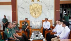 Kasdam IM Brigjen TNI Ayi Supriatna menerima audiensi Tim Kemenko Kumham Imipas yang diketuai Deputi Bidang Koordinasi HAM Kemenko Kumham Imipas Bapak Ibnu Chuldun, di Bale Sanggamara Makodam IM, Rabu (11/6/2025).