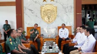 Kasdam IM Brigjen TNI Ayi Supriatna menerima audiensi Tim Kemenko Kumham Imipas yang diketuai Deputi Bidang Koordinasi HAM Kemenko Kumham Imipas Bapak Ibnu Chuldun, di Bale Sanggamara Makodam IM, Rabu (11/6/2025).