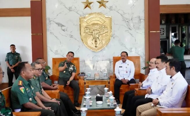 Kasdam IM Brigjen TNI Ayi Supriatna menerima audiensi Tim Kemenko Kumham Imipas yang diketuai Deputi Bidang Koordinasi HAM Kemenko Kumham Imipas Bapak Ibnu Chuldun, di Bale Sanggamara Makodam IM, Rabu (11/6/2025).