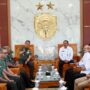 Kasdam IM Brigjen TNI Ayi Supriatna menerima audiensi Tim Kemenko Kumham Imipas yang diketuai Deputi Bidang Koordinasi HAM Kemenko Kumham Imipas Bapak Ibnu Chuldun, di Bale Sanggamara Makodam IM, Rabu (11/6/2025).