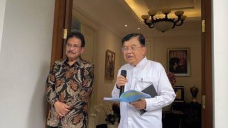 Mantan Wapres Jusuf Kalla dalam konferensi pers di kediamannya, Jakarta Selatan, Jum'at (13/6/2025).