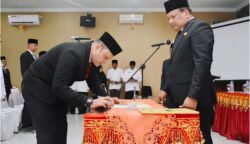 Bupati Bireuen H Mukhlis ST melantik 30 pejabat, terdiri pejabat eselon III dan fungsional, dalam prosesi yang digelar Jum'at siang (13/6) di Oproom Kantor Pusat Pemerintahan Bireuen. (Foto: Ist)