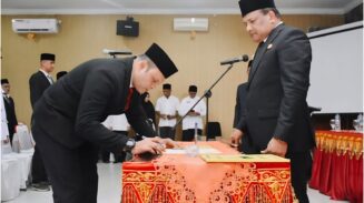 Bupati Bireuen H Mukhlis ST melantik 30 pejabat, terdiri pejabat eselon III dan fungsional, dalam prosesi yang digelar Jum'at siang (13/6) di Oproom Kantor Pusat Pemerintahan Bireuen. (Foto: Ist)