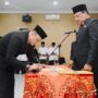 Bupati Bireuen H Mukhlis ST melantik 30 pejabat, terdiri pejabat eselon III dan fungsional, dalam prosesi yang digelar Jum'at siang (13/6) di Oproom Kantor Pusat Pemerintahan Bireuen. (Foto: Ist)