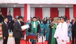 Gubernur Aceh Muzakir Manaf melantik pasangan Zulkifli H. Adam dan Suradji Junus sebagai Wali Kota/Wakil Wali Kota Sabang periode 2025–2030 di Ruang Rapat Paripurna DPRK Sabang, Sabtu (14/6). (Foto: Infoaceh.net/Andi Armi)