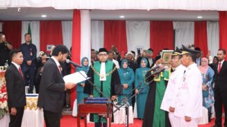 Gubernur Aceh Muzakir Manaf melantik pasangan Zulkifli H. Adam dan Suradji Junus sebagai Wali Kota/Wakil Wali Kota Sabang periode 2025–2030 di Ruang Rapat Paripurna DPRK Sabang, Sabtu (14/6). (Foto: Infoaceh.net/Andi Armi)