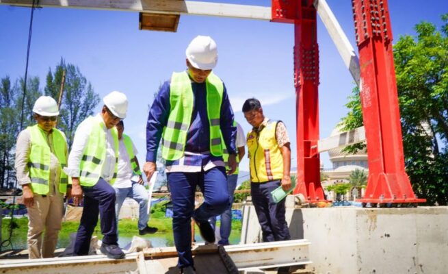 Peninjauan progres jembatan gantung Gampong Lambhuk-Lamseupeung oleh Anggota DPR RI Irmawan bersama Wakil Wali Kota Banda Aceh, Afdhal Khalilullah, Ka. Balai BPJN, Heri Yugiantoro, Ketua Fraksi PKB DPRA, Munawar AR, dan Plt. Sekda Banda Aceh Jalaluddin