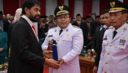 Gubernur Aceh Muzakir Manaf saat melantik Zulkifli H Adam dan Suradji Junus sebagai Wali Kota dan Wakil Wali Kota Sabang periode 2025–2030, di Gedung DPRK Sabang, Sabtu (14/6). (Foto: Infoaceh.net/Andi Armi)