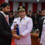 Gubernur Aceh Muzakir Manaf saat melantik Zulkifli H Adam dan Suradji Junus sebagai Wali Kota dan Wakil Wali Kota Sabang periode 2025–2030, di Gedung DPRK Sabang, Sabtu (14/6). (Foto: Infoaceh.net/Andi Armi)