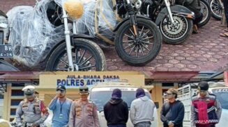 Motor gede (Moge) merek Harley Davidson dan satwa langka, yang diduga barang bukti hasil penyelundupan dari Thailand diamankan di Polres Aceh Timur, Ahad (15/6). (Foto: Ist)