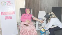 Polda Aceh menggelar kegiatan donor darah massal sebagai puncak Bakti Kesehatan serentak dalam rangka Hari Bhayangkara ke-79, Senin (16/6). (Foto: For Infoaceh.net)