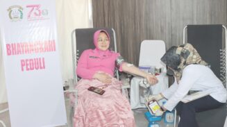 Polda Aceh menggelar kegiatan donor darah massal sebagai puncak Bakti Kesehatan serentak dalam rangka Hari Bhayangkara ke-79, Senin (16/6). (Foto: For Infoaceh.net)