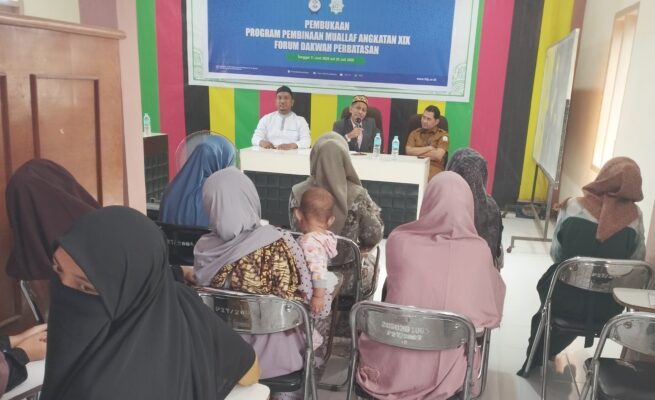 Anggota Badan Baitul Mal Aceh, Dr. A. Rani Usman, M.Si membuka secara resmi program pembinaan muallaf angkatan XIX di Markaz Dewan Dakwah Aceh, Gampong Rumpet, Kecamatan Krueng Barona Jaya, Aceh Besar, Senin (16/6/2025)