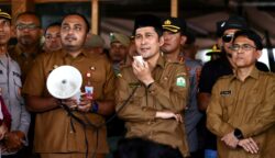 aro Pemerintahan dan Otonomi Daerah Setda Aceh Syakir didampingi Karo Adpim Akkar Arafat menerima massa aksi dari Gerakan Aceh Melawan (GAM) yang menuntut dikembalikan 4 pulau ke Aceh, di halaman Kantor Gubernur Aceh, Senin (16/6). (Foto: For Infoaceh.net)