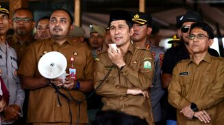 aro Pemerintahan dan Otonomi Daerah Setda Aceh Syakir didampingi Karo Adpim Akkar Arafat menerima massa aksi dari Gerakan Aceh Melawan (GAM) yang menuntut dikembalikan 4 pulau ke Aceh, di halaman Kantor Gubernur Aceh, Senin (16/6). (Foto: For Infoaceh.net)