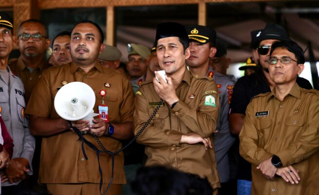 aro Pemerintahan dan Otonomi Daerah Setda Aceh Syakir didampingi Karo Adpim Akkar Arafat menerima massa aksi dari Gerakan Aceh Melawan (GAM) yang menuntut dikembalikan 4 pulau ke Aceh, di halaman Kantor Gubernur Aceh, Senin (16/6). (Foto: For Infoaceh.net)