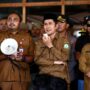 aro Pemerintahan dan Otonomi Daerah Setda Aceh Syakir didampingi Karo Adpim Akkar Arafat menerima massa aksi dari Gerakan Aceh Melawan (GAM) yang menuntut dikembalikan 4 pulau ke Aceh, di halaman Kantor Gubernur Aceh, Senin (16/6). (Foto: For Infoaceh.net)