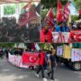 Aksi unjuk rasa digelar oleh massa yang menamakan diri Gerakan Aceh Melawan (GAM) membawa bebdera bintang bulan di halaman Kantor Gubernur Aceh, Senin (16/6/2025). (Foto: Ist)
