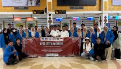 Dekan FAH UIN Ar-Raniry Syarifuddin PhD didampingi Wakil Dekan I Bidang Akademik dan Kelembagaan Nazaruddin melepas 28 mahasiswa untuk mengikuti KPM Internasional di Malaysia-Thailand, Senin (16/6). (Foto: For Infoaceh.net)