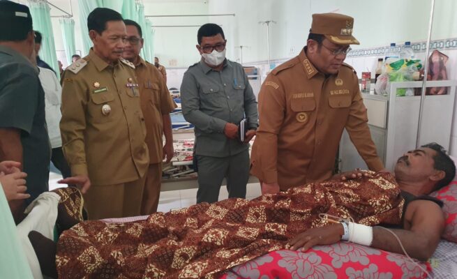 Pada hari pertama memulai tugas, Senin (16/6), Wali Kota Sabang Zulkifli H Adam dan Wakil Wali Kota Suradji Junus melakukan sidak ke RSUD Sabang. (Foto: Infoaceh.net/Andi Armi)