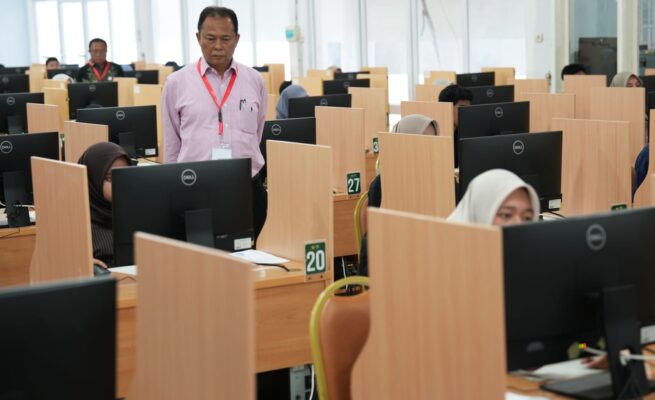 Wakil Rektor I Bidang Akademik USK, Prof Dr Ir Agussabti MSi meninjau pelaksanaan UTBK SMMPTN Barat di lingkungan kampus setempat, Selasa, 17 Juni 2025. (Foto: For Infoaceh.net)