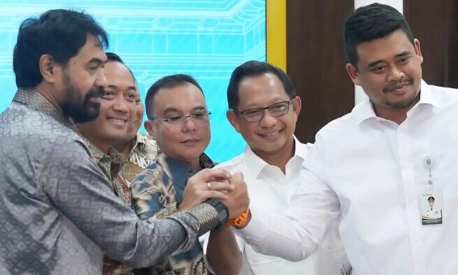 Kesepakatan damai antara Gubernur Aceh Muzakir Manaf atau Mualem dan Gubernur Sumut Bobby Nasution yang mengakhiri sengketa empat pulau, di Istana Kepresidenan, Jakarta, Selasa (17/6).