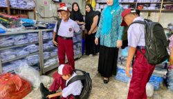 Marlina Usman, Bunda PAUD Aceh, membantu memilihkan sepatu dan seragam baru untuk 3 siswa SD di Blangpidie, Selasa (17/6). Aksi spontan ini dilakukan setelah ia melihat sepatu lusuh yang mereka kenakan. (Foto: For Infoaceh.net)