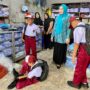 Marlina Usman, Bunda PAUD Aceh, membantu memilihkan sepatu dan seragam baru untuk 3 siswa SD di Blangpidie, Selasa (17/6). Aksi spontan ini dilakukan setelah ia melihat sepatu lusuh yang mereka kenakan. (Foto: For Infoaceh.net)