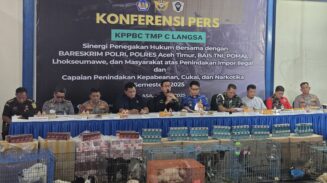 Bea Cukai Langsa mengungkap maraknya penyelundupan barang impor ilegal di wilayah Aceh sepanjang semester I tahun 2025, pada konferensi pers, Selasa (17/6). (Foto: Ist)