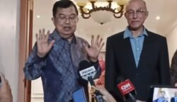 Wali Nanggroe Aceh Malik Mahmud Al Haythar bertemu Wakil Presiden ke-10 dan ke-12 RI, Jusuf Kalla (JK), di Jakarta, Selasa malam (17/6). (Foto: Ist)