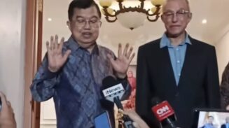 Wali Nanggroe Aceh Malik Mahmud Al Haythar bertemu Wakil Presiden ke-10 dan ke-12 RI, Jusuf Kalla (JK), di Jakarta, Selasa malam (17/6). (Foto: Ist)