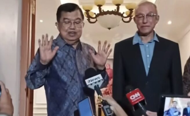 Wali Nanggroe Aceh Malik Mahmud Al Haythar bertemu Wakil Presiden ke-10 dan ke-12 RI, Jusuf Kalla (JK), di Jakarta, Selasa malam (17/6). (Foto: Ist)