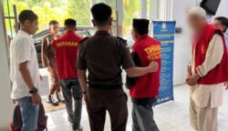 Tim Penyidik Bidang Pidsus Kejari Aceh Selatan menetapkan dan menahan 3 tersangka korupsi rehab rumah senif miskin Baitul Mal Aceh Selatan tahun 2022, Selasa (17/6). (Foto: Dok. Kejari Aceh Selatan)