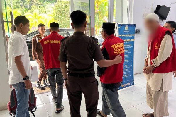 Tim Penyidik Bidang Pidsus Kejari Aceh Selatan menetapkan dan menahan 3 tersangka korupsi rehab rumah senif miskin Baitul Mal Aceh Selatan tahun 2022, Selasa (17/6). (Foto: Dok. Kejari Aceh Selatan)