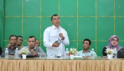 Ketua Komite MIN 6 Model Banda Aceh Qamaruzzaman Haqny memberikan penjelasan terkait pengembalian dana komite kepada orang tua murid baru