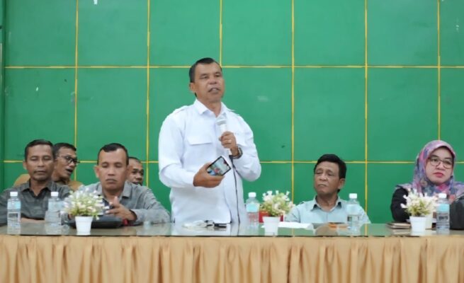 Ketua Komite MIN 6 Model Banda Aceh Qamaruzzaman Haqny memberikan penjelasan terkait pengembalian dana komite kepada orang tua murid baru