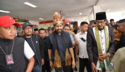 Gubernur Aceh Muzakir Manaf atau Mualem, disambut meriah oleh masyarakat saat tiba kembali dari Jakarta di Bandara Internasional Sultan Iskandar Muda (SIM), Blang Bintang, Aceh Besar, Rabu (18/6/2025). (Foto: For Infoaceh.net)