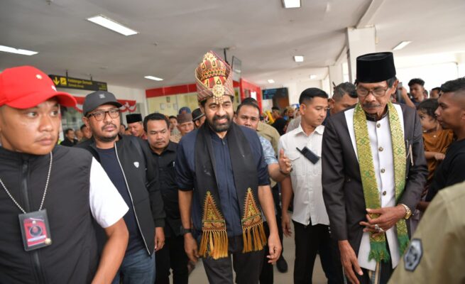 Gubernur Aceh Muzakir Manaf atau Mualem, disambut meriah oleh masyarakat saat tiba kembali dari Jakarta di Bandara Internasional Sultan Iskandar Muda (SIM), Blang Bintang, Aceh Besar, Rabu (18/6/2025). (Foto: For Infoaceh.net)