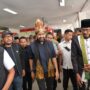 Gubernur Aceh Muzakir Manaf atau Mualem, disambut meriah oleh masyarakat saat tiba kembali dari Jakarta di Bandara Internasional Sultan Iskandar Muda (SIM), Blang Bintang, Aceh Besar, Rabu (18/6/2025). (Foto: For Infoaceh.net)